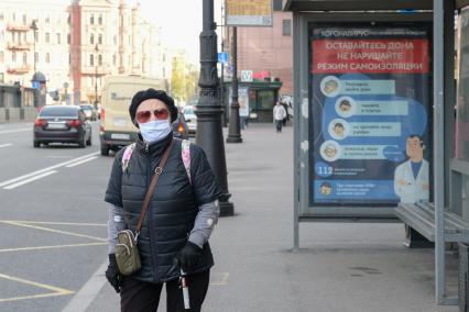 Санкт-Петербург. Женщина в медицинской маске на улице.