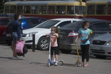 Екатеринбург. Горожане во время режима самоизоляции введеного для нераспространения новой коронавирусной инфекции COVID-19