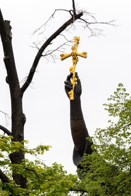 Москва.  Фрагмент памятника Патриарху Гермогену в Александровском саду.