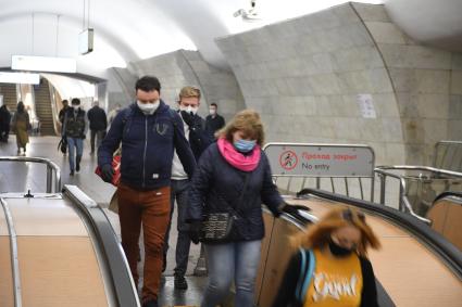 Москва. Пассажиры в медицинских масках на станции метро.