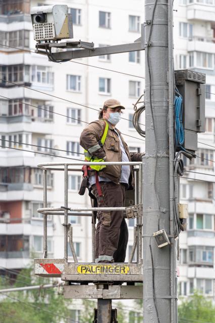 Москва. Монтаж видеокамер на улицах города.