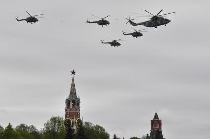 Москва.  Тяжелый вертолет Ми-26 и многоцелевые вертолеты Ми-8 во время воздушного парада Победы в Москве.