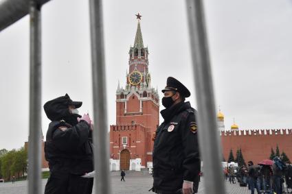 Москва. Сотрудники полиции  на Красной площади перед началом воздушного парада Победы в Москве.