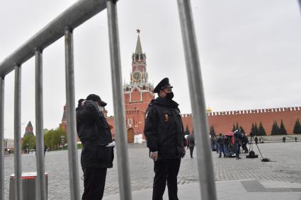 Москва. Сотрудники полиции  на Красной площади перед началом воздушного парада Победы в Москве.