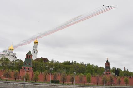 Москва.  Штурмовики Су-25 на воздушном параде Победы в Москве.