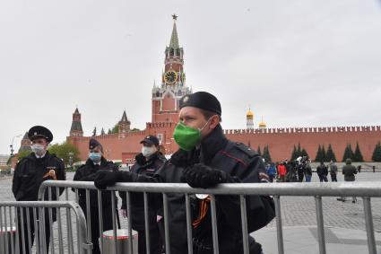 Москва. Сотрудники полиции  на Красной площади перед началом воздушного парада Победы в Москве.