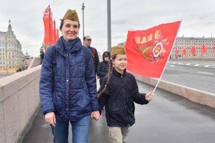 Москва.  Женщина с девочкой на Большом Москворецком мосту во время воздушного парада Победы в Москве.