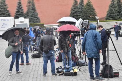 Москва. Журналисты и фотокорреспонденты на Красной площади перед началом воздушного парада Победы в Москве.