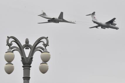 Москва. Самолет-заправщик Ил-78 и стратегический бомбардировщик-ракетоносец Ту-160 во время воздушного парада Победы в Москве.