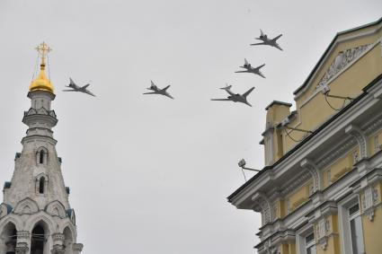 Москва.  Во время воздушного парада Победы в Москве.