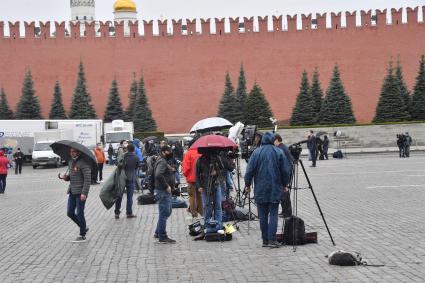 Москва. Журналисты и фотокорреспонденты на Красной площади перед началом воздушного парада Победы в Москве.