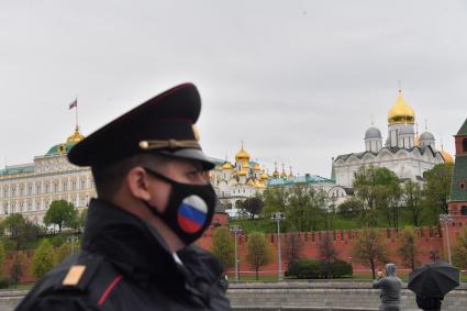 Москва. Сотрудники полиции  на Красной площади перед началом воздушного парада Победы в Москве.