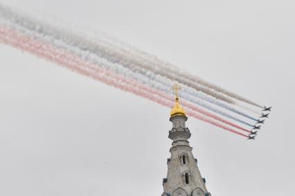 Москва.  Штурмовики Су-25 на воздушном параде Победы в Москве.