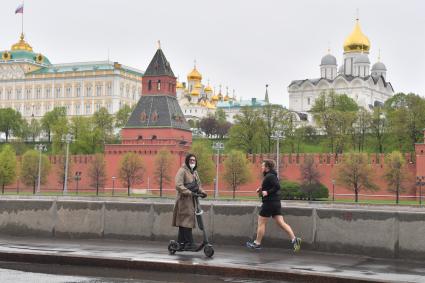 Москва.  Во время воздушного парада Победы в Москве.