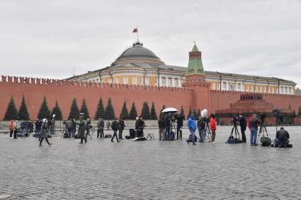 Москва. Журналисты и фотокорреспонденты на Красной площади перед началом воздушного парада Победы в Москве.