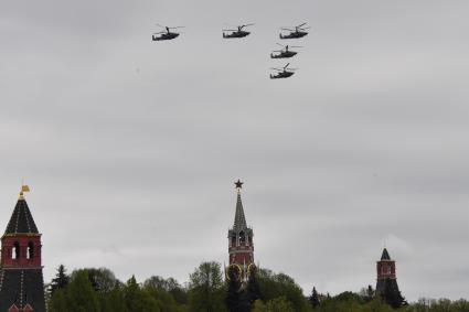 Москва.  Тяжелый вертолет Ми-26 и многоцелевые вертолеты Ми-8 во время воздушного парада Победы в Москве.