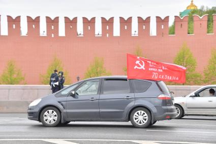 Москва. Машина с флагом  во время воздушного парада Победы в Москве.