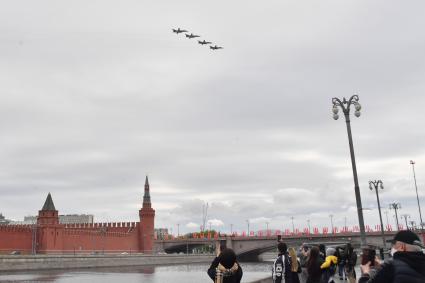 Москва.  Зрители фотографируют во время воздушного парада Победы в Москве.