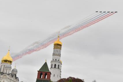 Москва.  Штурмовики Су-25 на воздушном параде Победы в Москве.