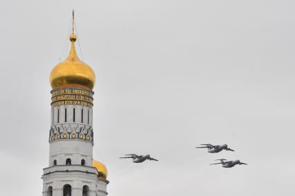 Москва.  Во время воздушного парада Победы в Москве.