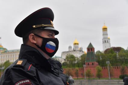 Москва. Сотрудники полиции  на Красной площади перед началом воздушного парада Победы в Москве.