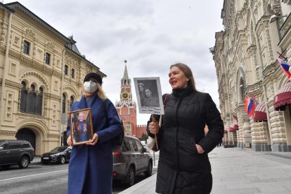 Москва.  Женщины  с портретами своих родственников - участников Великой Отечественной войны  во время празднования дня Победы.