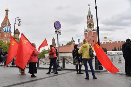 Москва. Женщины с красными флагами на Красной площади во время празднования Дня Победы.