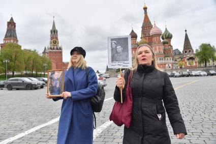 Москва. Женщины с портретами своих родственников - участников Великой Отечественной войны на Васильевском спуске во время празднования дня Победы.