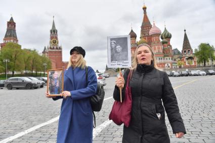 Москва.  Женщины  с портретами своих родственников - участников Великой Отечественной войны на Васильевском спуске во время празднования дня Победы.