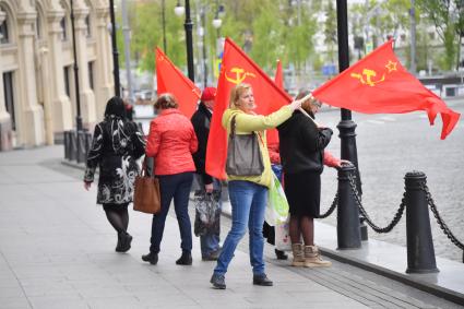 Москва. Женщины с красными флагами на Красной площади во время празднования Дня Победы.