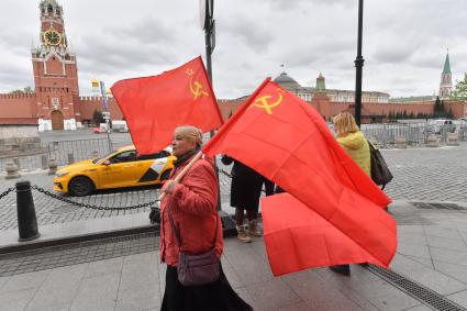 Москва. Женщины с красными флагами на Красной площади во время празднования Дня Победы.