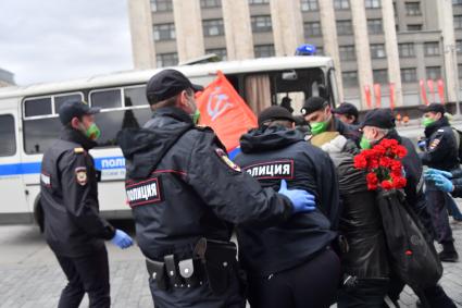 Москва. Сотрудники полиции проводят задержание у здания Госдумы  во время празднования дня Победы.