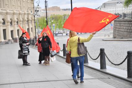 Москва. Женщины с красными флагами на Красной площади во время празднования Дня Победы.