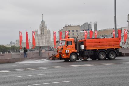 Москва.   Машины коммунальных служб моют и дезинфицируют  улицы города.