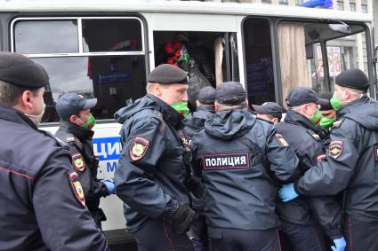 Москва. Сотрудники полиции проводят задержание у здания Госдумы во время празднования дня Победы.
