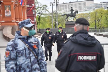 Москва. Сотрудники полиции в медицинских масках на Манежной площади.