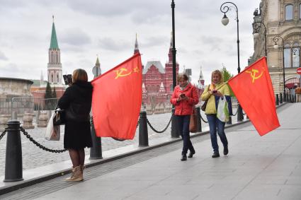 Москва. Женщины с красными флагами на Красной площади во время празднования Дня Победы.