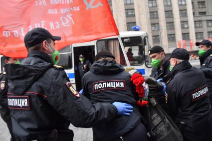 Москва. Сотрудники полиции проводят задержание у здания Госдумы  во время празднования дня Победы.