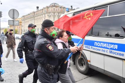 Москва. Сотрудники полиции задерживают женщину у здания Госдумы  во время празднования дня Победы.