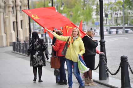 Москва. Женщины с красными флагами на Красной площади во время празднования Дня Победы.