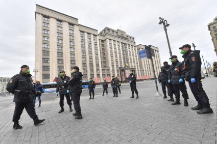 Москва.  Сотрудники полиции в медицинских масках у здания Госдумы.