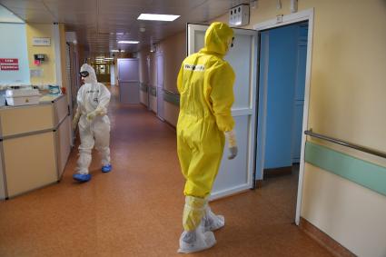 Москва. Медицинские работники в красной зоне госпиталя COVID-19 на базе Национального медицинского исследовательского центра хирургии имени А.В. Вишневского.