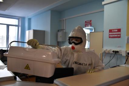 Москва. Медицинские работники в красной зоне госпиталя COVID-19 на базе Национального медицинского исследовательского центра хирургии имени А.В. Вишневского.