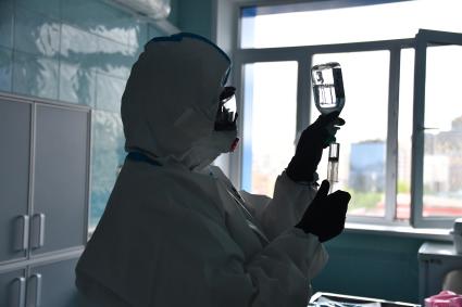 Москва. Медицинский работник в красной зоне госпиталя COVID-19 на базе Национального медицинского исследовательского центра хирургии имени А.В. Вишневского.