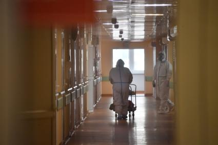 Москва. Медицинские работники в красной зоне госпиталя COVID-19 на базе Национального медицинского исследовательского центра хирургии имени А.В. Вишневского.