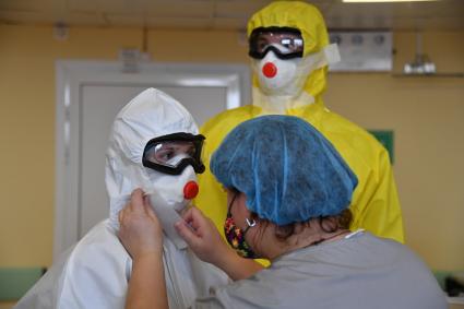 Москва. Медицинские работники в Национальном медицинском исследовательском центре хирургии имени А.В. Вишневского.
