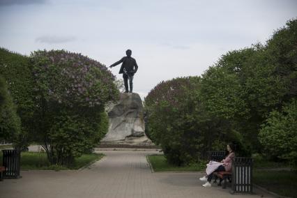 Екатеринбург. Памятник революционеру Якову Свердлову исписанный вандалами надписям \'Путин\'