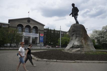 Екатеринбург. Памятник революционеру Якову Свердлову исписанный вандалами надписям \'Путин\'