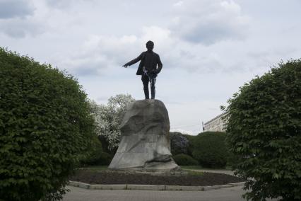 Екатеринбург. Памятник революционеру Якову Свердлову исписанный вандалами надписям \'Путин\'