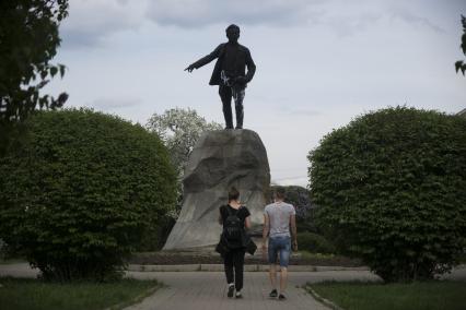 Екатеринбург. Памятник революционеру Якову Свердлову исписанный вандалами надписям \'Путин\'